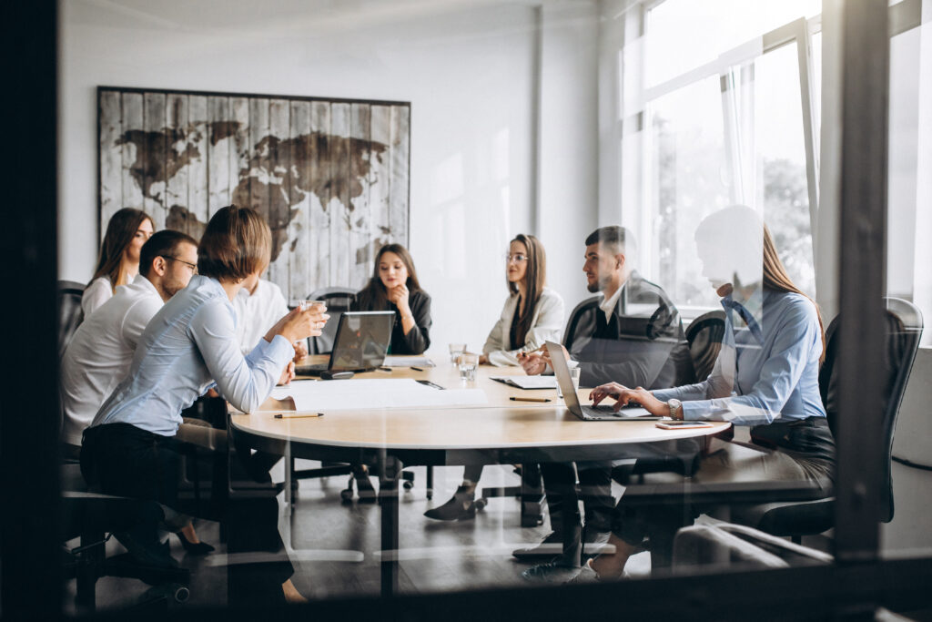 Eine Gruppe von Menschen, welche über die IT-Strategie diskutiert